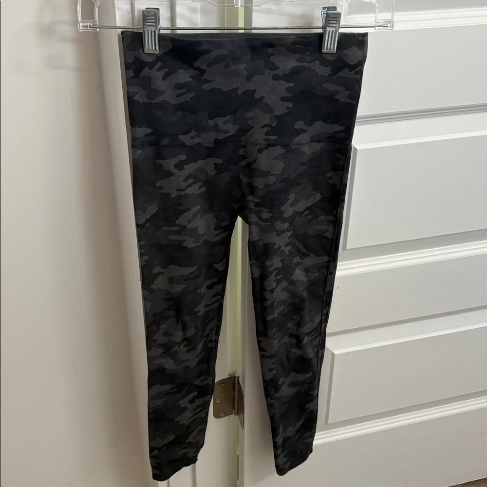 SPANX Look At Me Now seamless leggings feature a gray camo print size small
